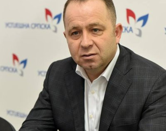 "Народ треба да гласа за себе"