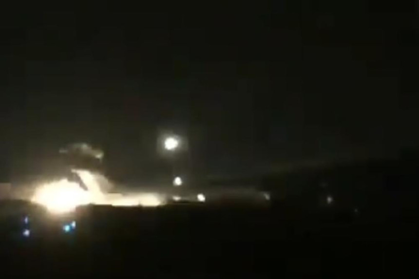 Zapalio se avion pri slijetanju