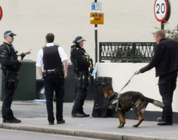 London: Napadač prijeti građanima