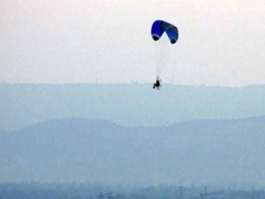 Evakuisali vozača paraglajdera sa nepristupačnog terena