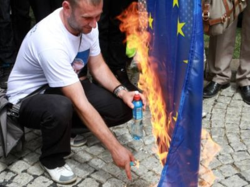 Radikali zapalili zastave EU i Kosova
