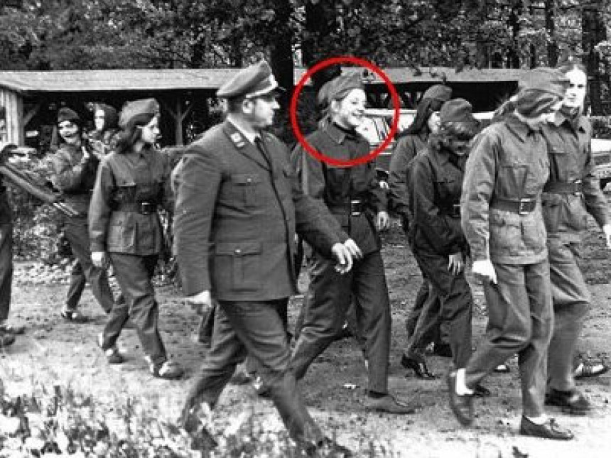 Фотографија Ангеле Меркел у униформи Источне Њемачке