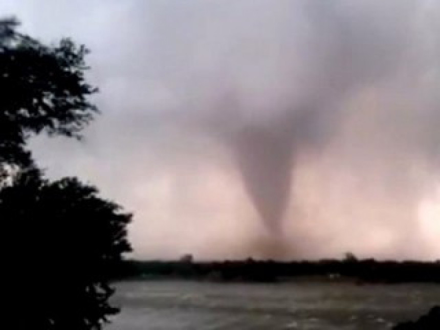 Mini tornado nadomak Moskve (VIDEO)