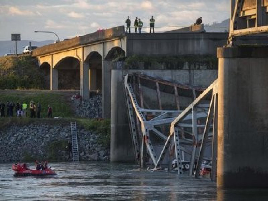 САД: Камион изазвао рушење моста?