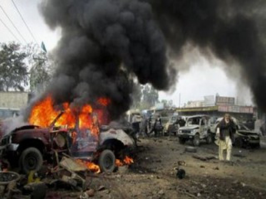 Самоубилачки напад у Пакистану - троје погинулих