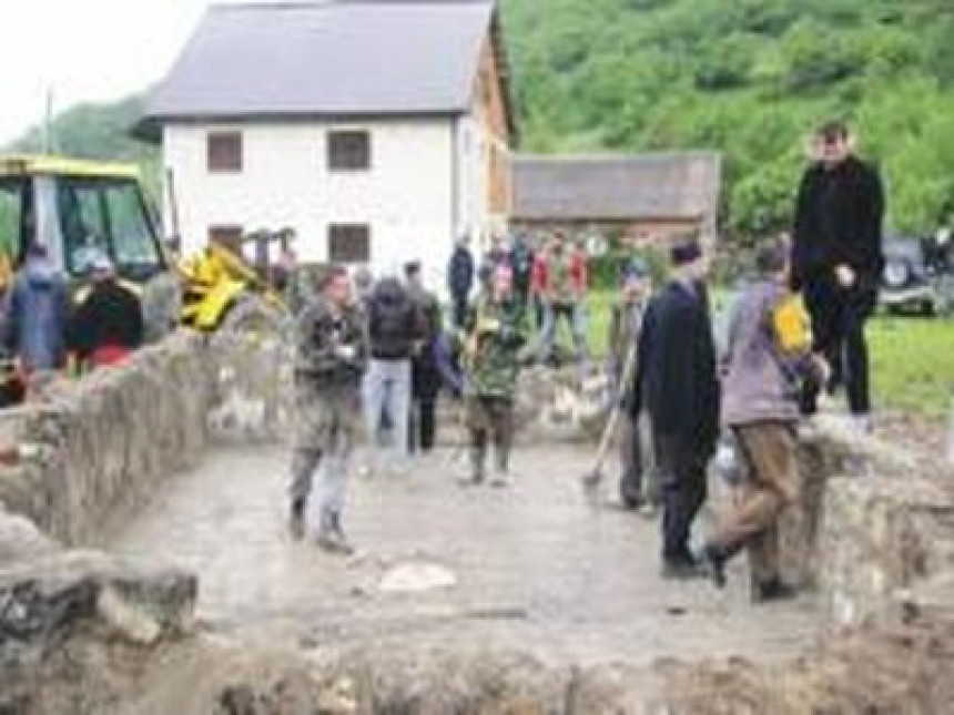 Црна Гора: Албанци спречавају изградњу цркве, десетине приведених