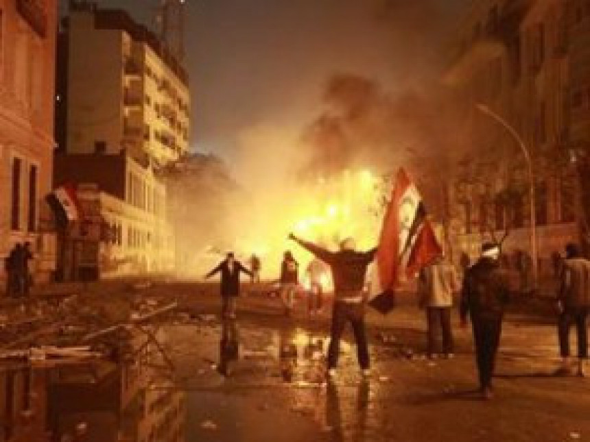 У сукобу са демонстрантима у Каиру 12 погинулих