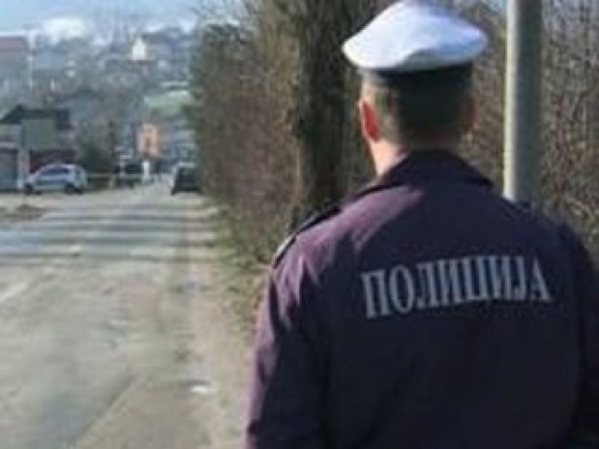 Полицајцима се распадају униформе