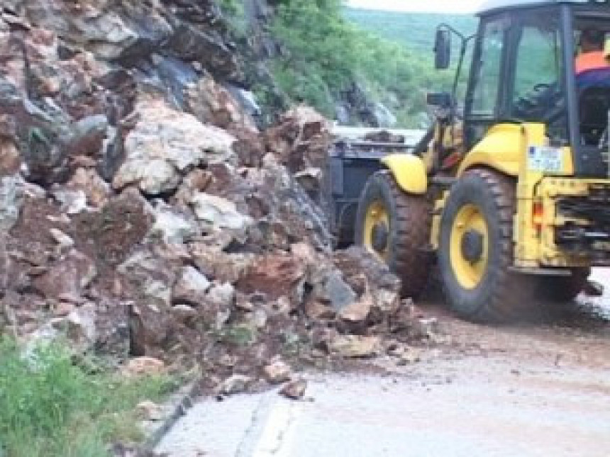 Odron blokirao put Trebinje – Bileća (VIDEO)