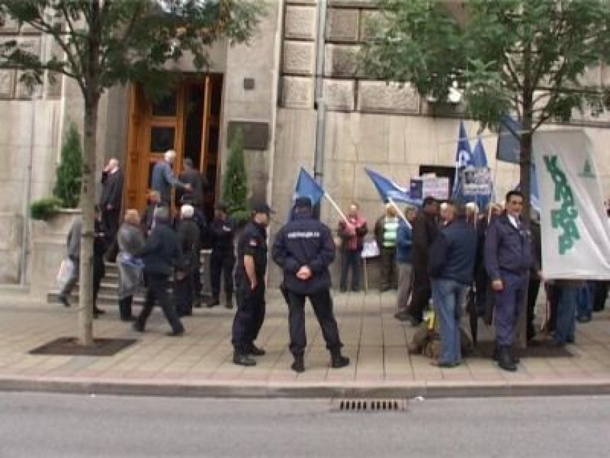 Radnici Komgrapa pred Vladom Srbije (VIDEO)
