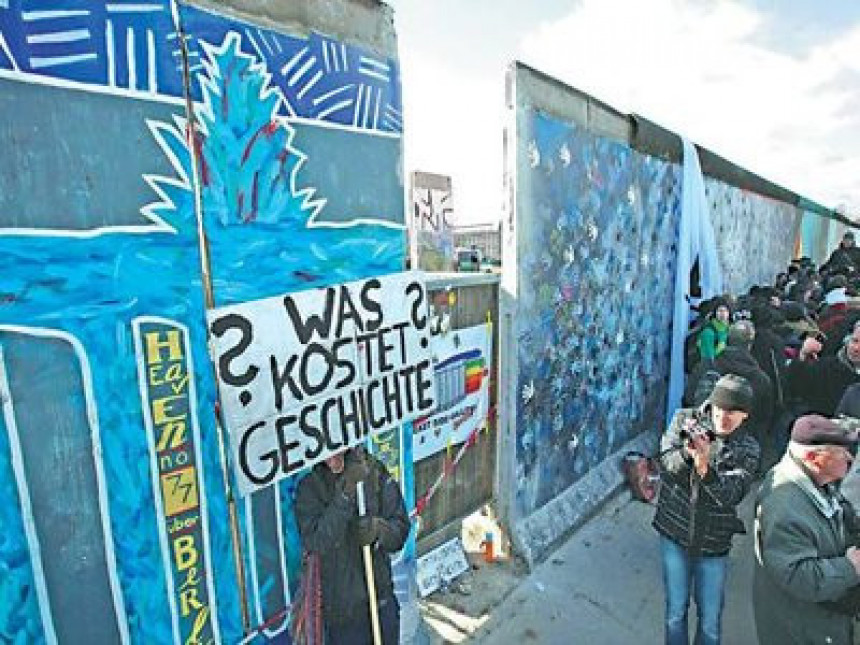 Дијелови Берлинског зида на аукцији 