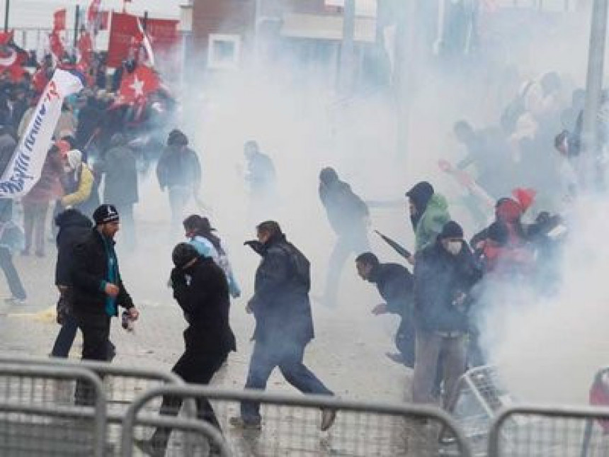 Prvi sukobi pristalica i protivnika turske vlade
