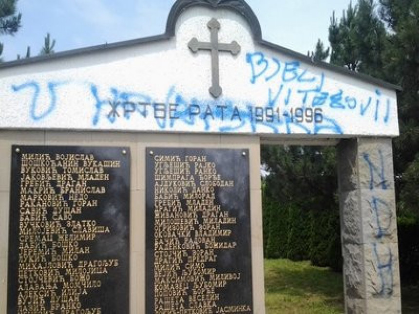 Oskrnavljen spomenik srpskim žrtvama