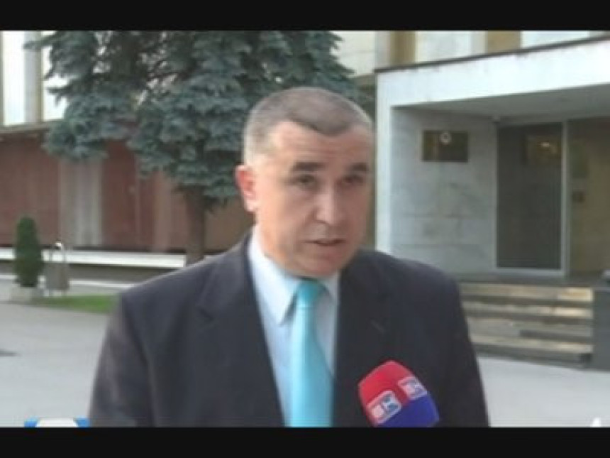 Власт извела представу