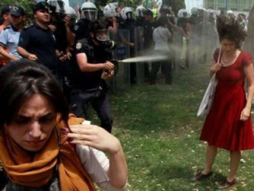 Полиција рашчишћава парк Гези