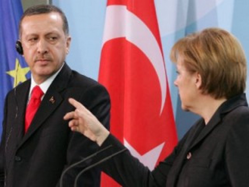 Меркелова користи Турску за изборну кампању