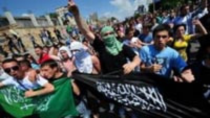 Protest Albanaca u Skoplju, razbijeni prozori na Vladi