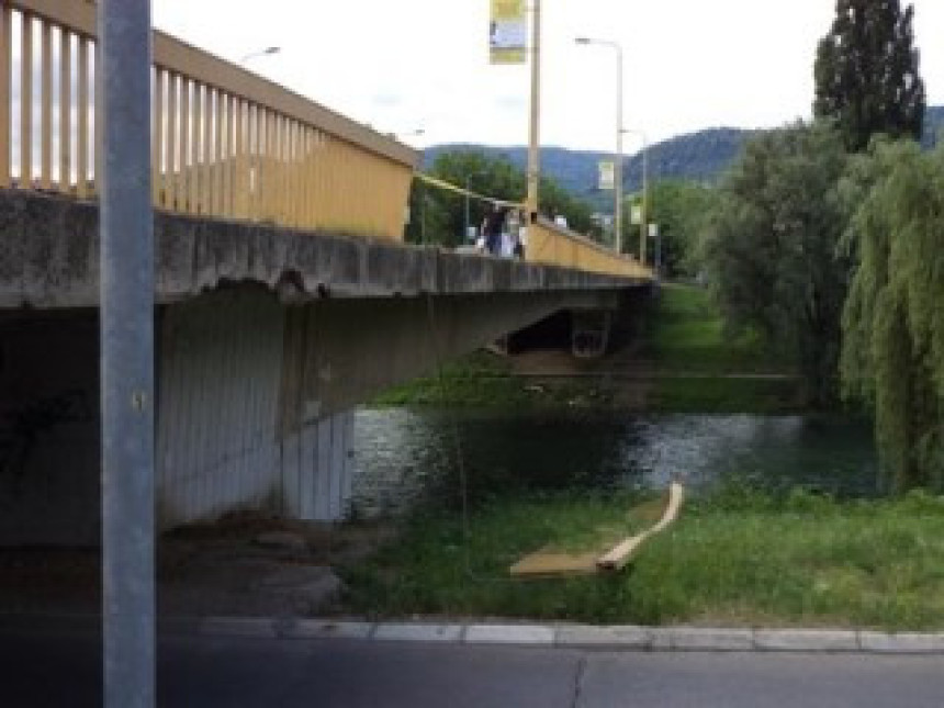 Vozilo srušilo ogradu na Venecija mostu