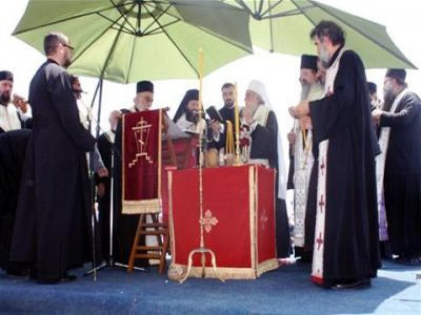 Патријарх служио литургију - Срби каменовани