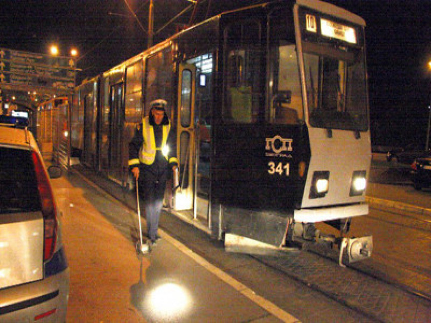 Београд: Судар трамваја и џипа