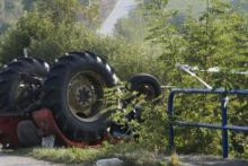 Македонија: Преврнуо се трактор пун дјеце