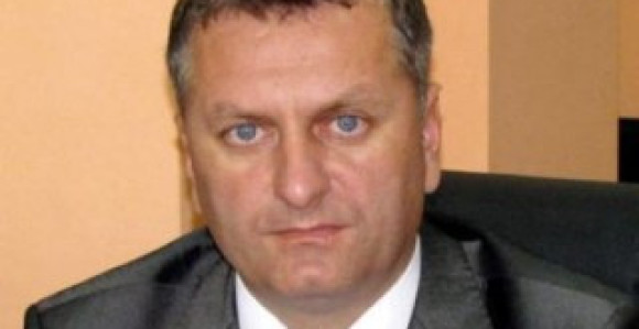 Упропастио пола милијарде марака и сачувао фотељу