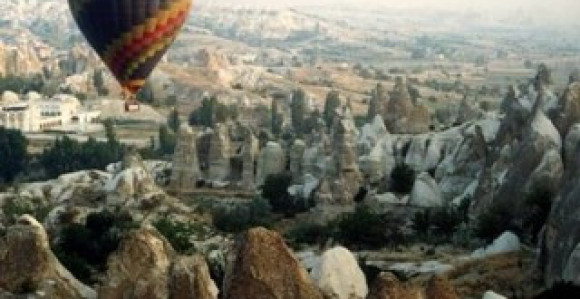 Приликом пада балона, једна особа погинула, 24 повријеђене