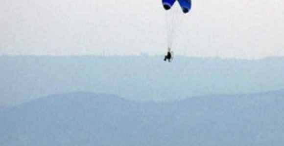 Евакуисали возача параглајдера са неприступачног терена