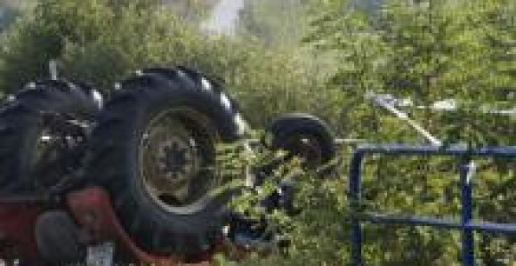 Makedonija: Prevrnuo se traktor pun djece