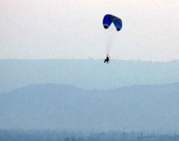 Evakuisali vozača paraglajdera sa nepristupačnog terena