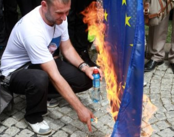 Radikali zapalili zastave EU i Kosova