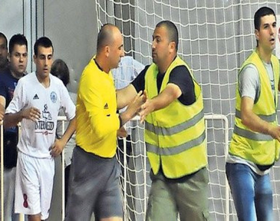 Судија ударио голмана главом