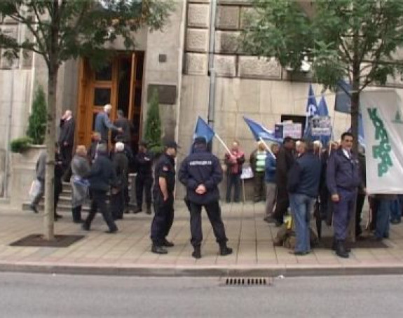 Radnici Komgrapa pred Vladom Srbije (VIDEO)