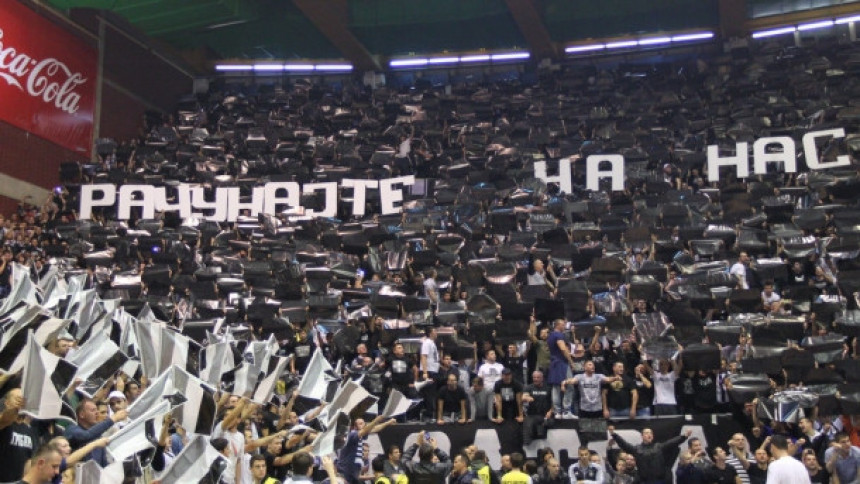 Video: Navijači prave trening-halu za Partizan?!