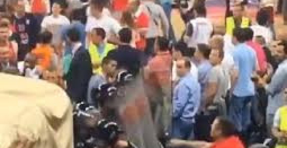 Video: Evo snimka! Sramota! Tzv. "navijač" gađa Teodosića!