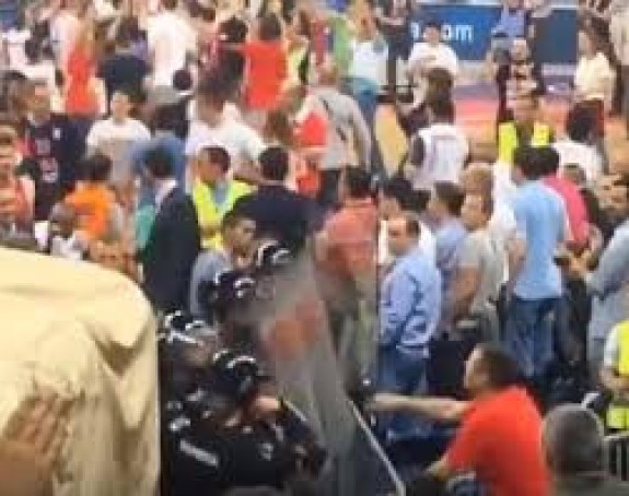 Video: Evo snimka! Sramota! Tzv. "navijač" gađa Teodosića!