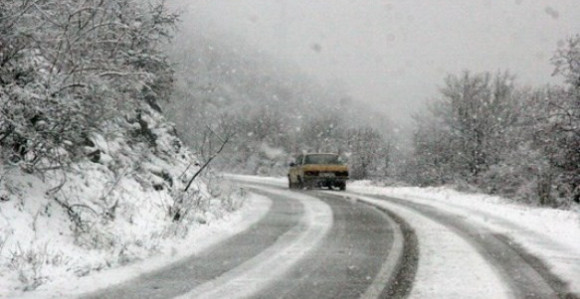 Snijeg na kolovozu, saobraćaj otežan