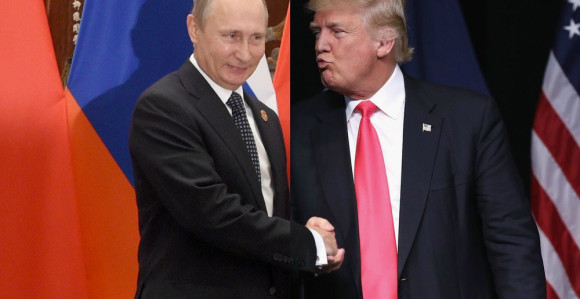 Trampova ruka na ramenu Putina 