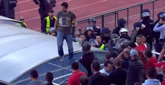 Policajka zamalo ostala bez oka!