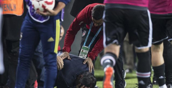HAOS! Prekinut derbi u Turskoj, trener Bešiktaša u bolnici!