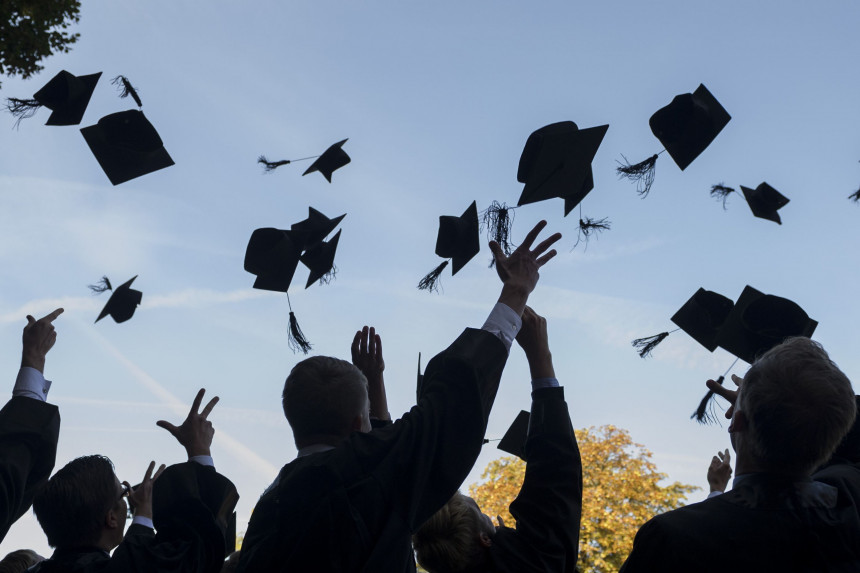 Британски матуранти више неће бацати капе на додјели диплома