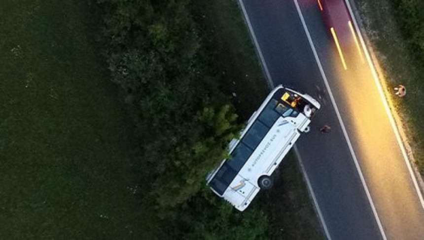 Kod Mostara se prevrnuo autobus 