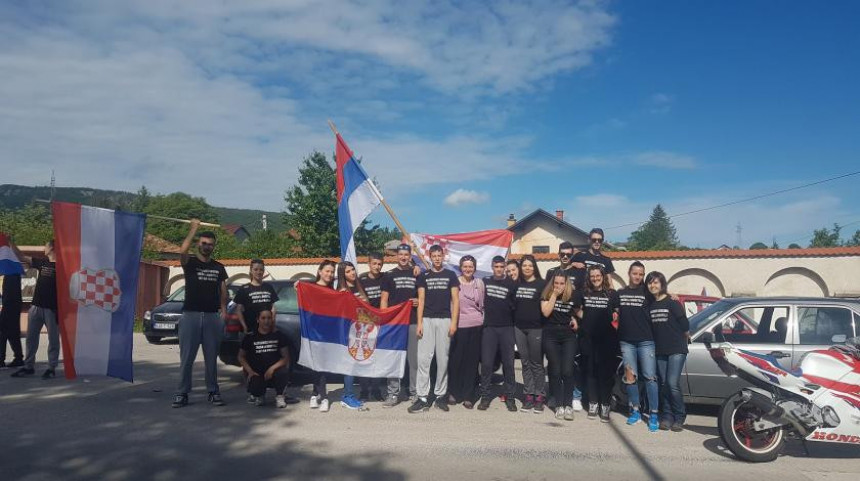 Srpske i hrvatske zastave u Drvaru