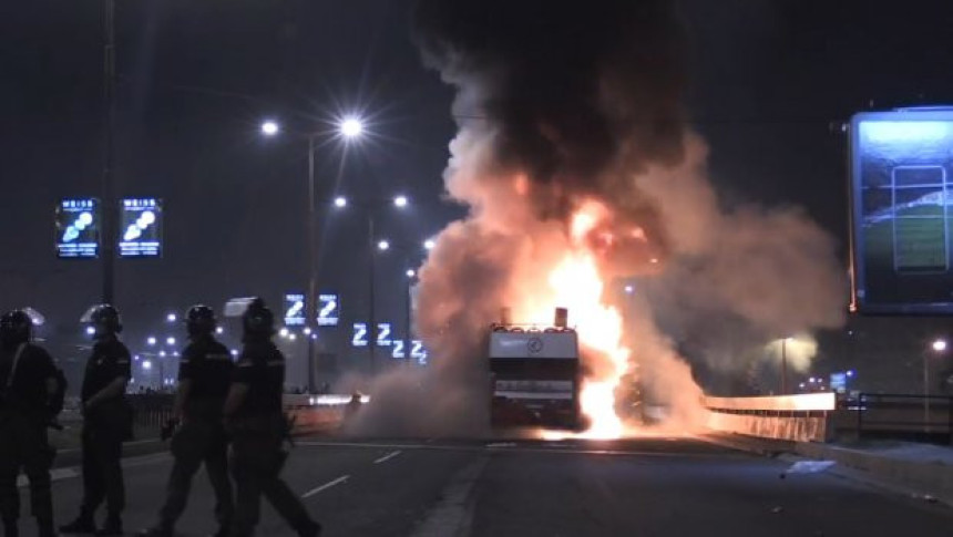 Izgorio večeras Zvezdin autobus 