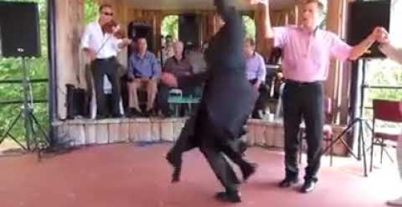 Makedonski pop zapalio internet