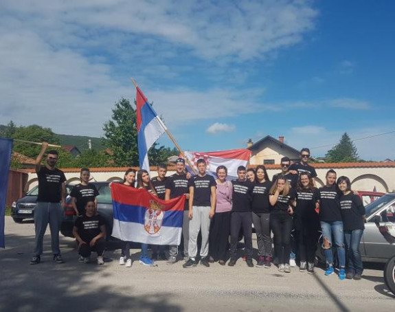 Srpske i hrvatske zastave u Drvaru