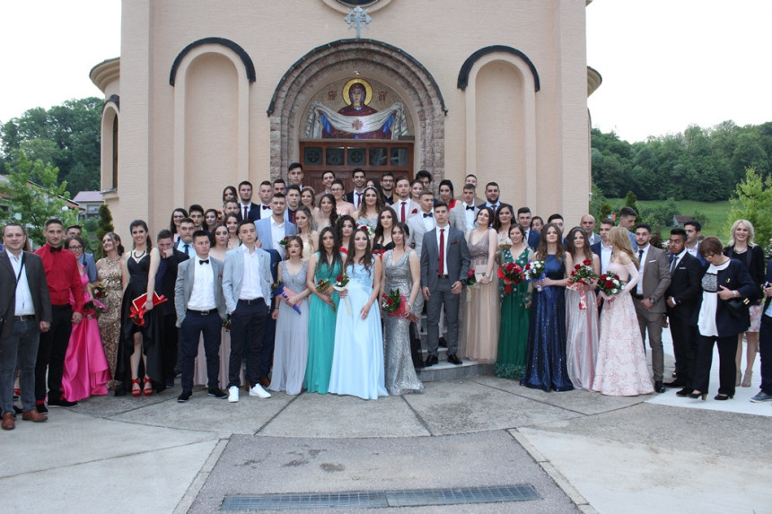 Maturanti šetali uz trubače 