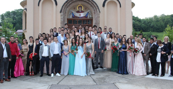 Maturanti šetali uz trubače 