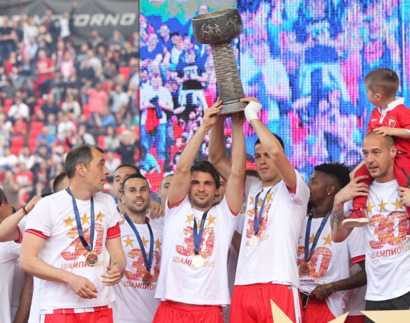 Zvezda proslavila titulu, ovacije Miloju i Milijašu!