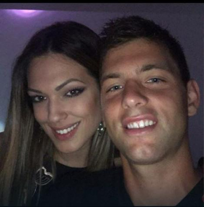 Nina uživa sa teniserom